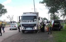 En el acceso. La balanza se dispuso sobre el acceso, muy cerca de la estaci&oacute;n de servicios AXION.