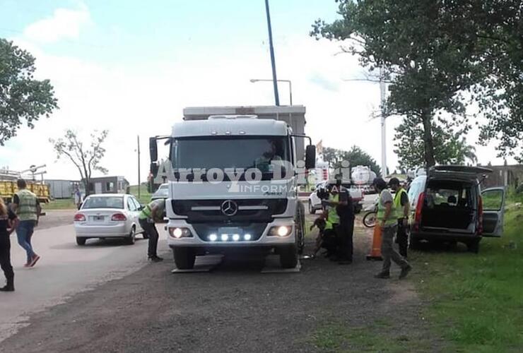 En el acceso. La balanza se dispuso sobre el acceso, muy cerca de la estación de servicios AXION.