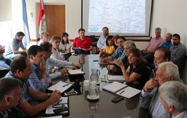 La ministra Ciciliani y los integrantes de la Comisi&oacute;n de Emergencia Agropecuaria. Foto: Gobernaci&oacute;n