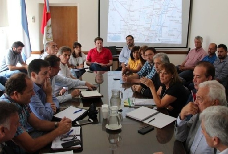 La ministra Ciciliani y los integrantes de la Comisión de Emergencia Agropecuaria. Foto: Gobernación