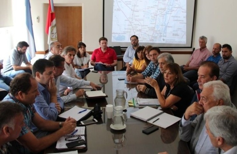 La ministra Ciciliani y los integrantes de la Comisión de Emergencia Agropecuaria. Foto: Gobernación