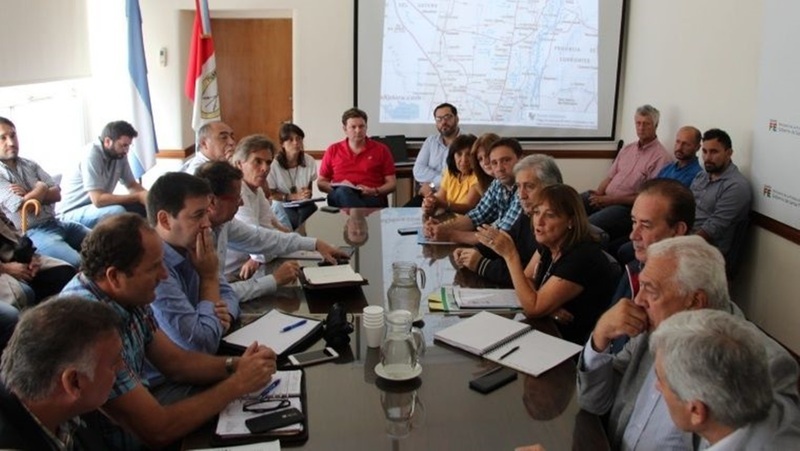 La ministra Ciciliani y los integrantes de la Comisi&oacute;n de Emergencia Agropecuaria. Foto: Gobernaci&oacute;n