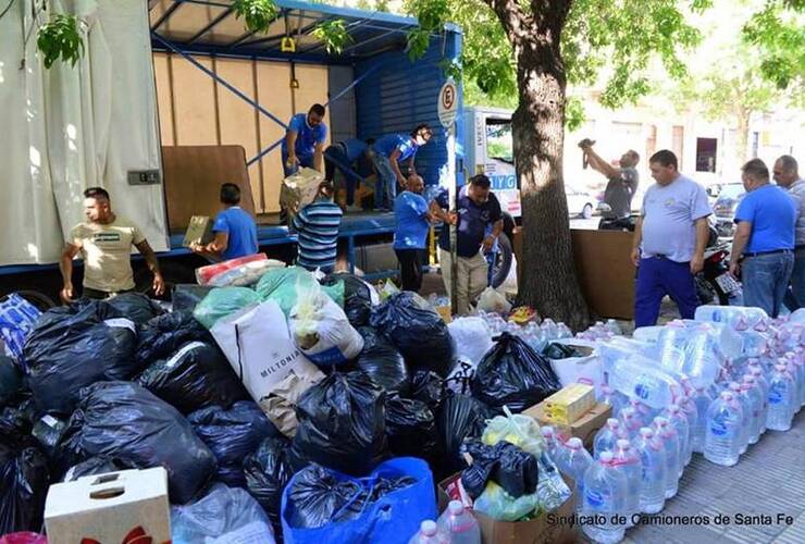 Imagen de Caravana solidaria: Camioneros llevan al norte miles de productos donados