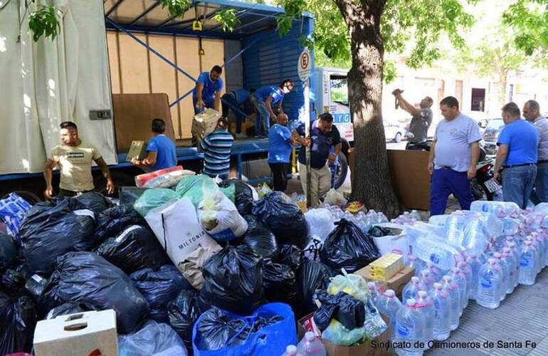 Imagen de Caravana solidaria: Camioneros llevan al norte miles de productos donados