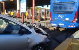 Imagen de Dos heridos: Auto chocó a un micro en las cabinas del peaje