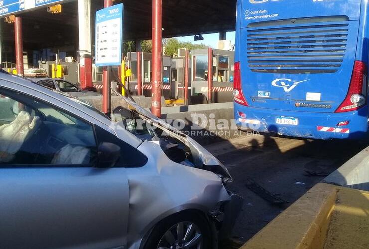 Imagen de Dos heridos: Auto chocó a un micro en las cabinas del peaje