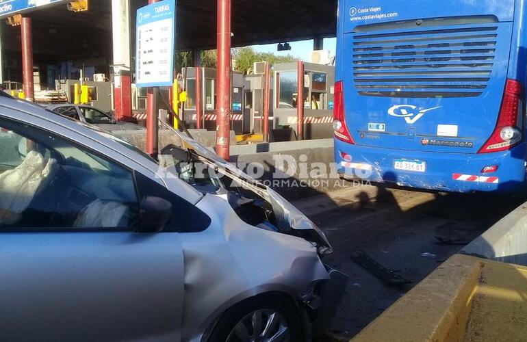 Imagen de Dos heridos: Auto chocó a un micro en las cabinas del peaje