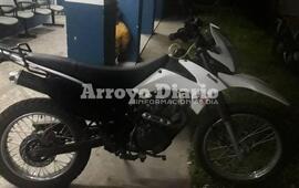 A la comisar&iacute;a. El arma, los detenidos y la moto en la que circulaban fueron trasladados a la 27ma.
