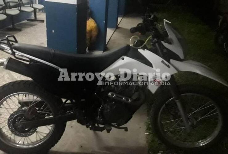 A la comisaría. El arma, los detenidos y la moto en la que circulaban fueron trasladados a la 27ma.