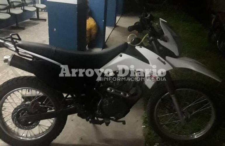 A la comisaría. El arma, los detenidos y la moto en la que circulaban fueron trasladados a la 27ma.