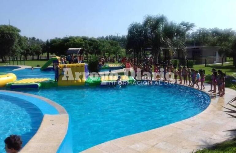 Imagen de Día a puro sol, pileta, inflables y diversión en la Colonia de Vacaciones Municipal