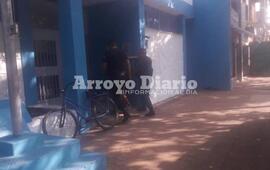 Esta ma&ntilde;ana. Personal policial llegando con el detenido a la comisar&iacute;a.