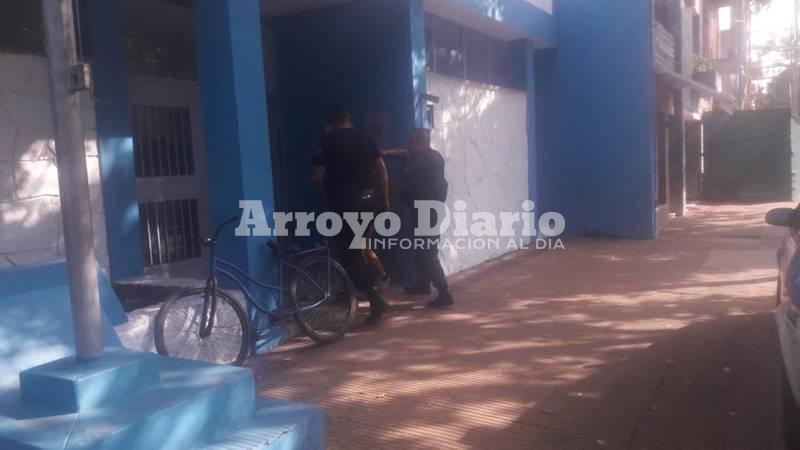 Esta ma&ntilde;ana. Personal policial llegando con el detenido a la comisar&iacute;a.