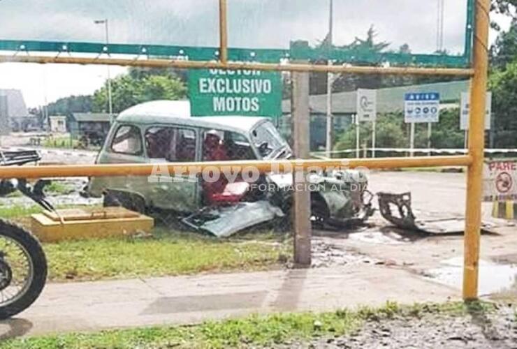 Así les quedó el auto tras el robo que sufrieron esta mañana.