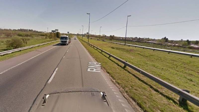 Los jóvenes fueron sorprendido robando carteles en la autopista.