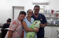 Alegría compartida. Los profesionales del SAMCo Arroyo Seco felices posando junto al bebé recién nacido.