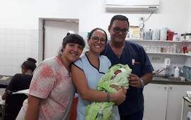 Alegr&iacute;a compartida. Los profesionales del SAMCo Arroyo Seco felices posando junto al beb&eacute; reci&eacute;n nacido.