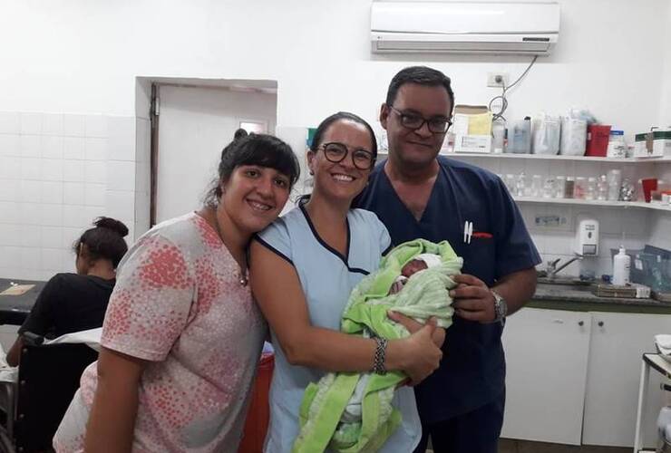 Alegría compartida. Los profesionales del SAMCo Arroyo Seco felices posando junto al bebé recién nacido.