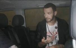 A la salida. Axel arriba de la camioneta en la que lleg&oacute; y se fue de General Lagos.