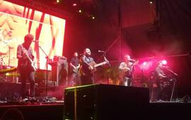 Los Huayra en el escenario. El grupo salte&ntilde;o dej&oacute; todo ante su p&uacute;blico.