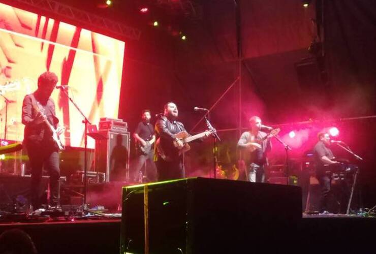 Los Huayra en el escenario. El grupo salteño dejó todo ante su público.