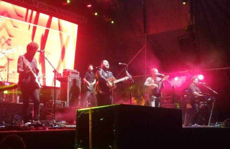 Los Huayra en el escenario. El grupo salteño dejó todo ante su público.