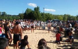 Imagen de La batucada Iyambae lleg&oacute; a la playa del Club de Pescadores