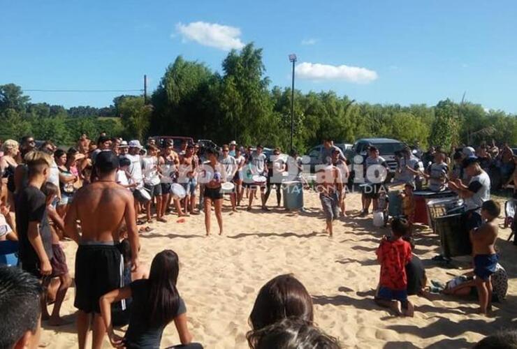 Imagen de La batucada Iyambae llegó a la playa del Club de Pescadores