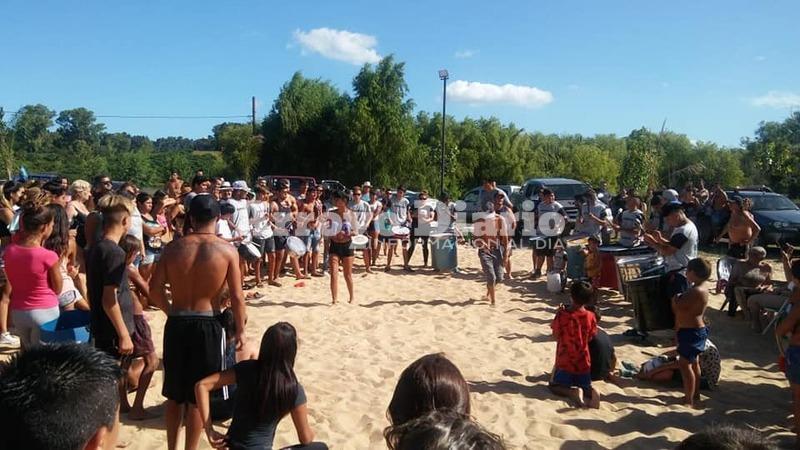 Imagen de La batucada Iyambae llegó a la playa del Club de Pescadores