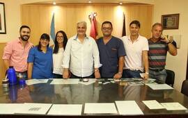 Imagen de Nacimiento en el Hospital: Esper recibi&oacute; a los profesionales que asistieron el parto