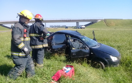 Imagen de Vuelco de un auto y una persona herida