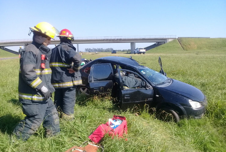 Imagen de Vuelco de un auto y una persona herida