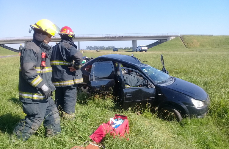 Imagen de Vuelco de un auto y una persona herida