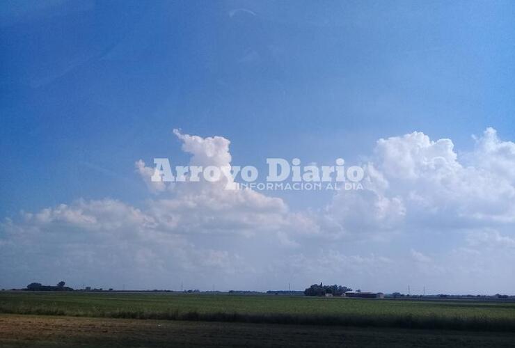 Celeste y limpio. A pesar del alerta, el cielo se mantenía espléndido