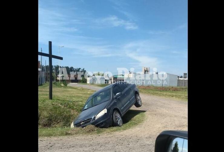 El auto permaneció por horas en la zanja.