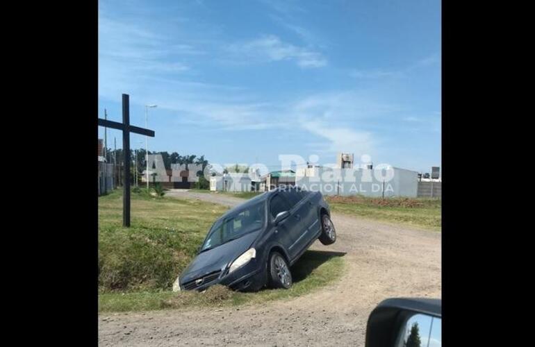 El auto permaneció por horas en la zanja.