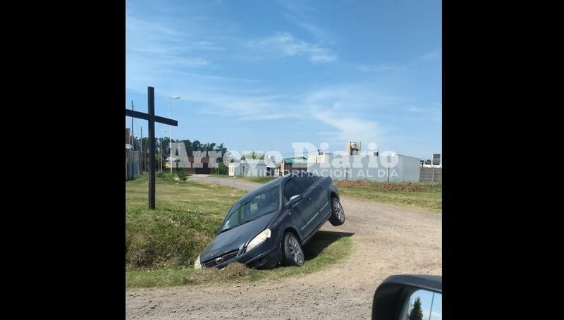 El auto permaneció por horas en la zanja.