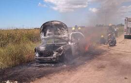 Imagen de Incendio de un vehículo, bomberos trabajaron en la extinción del fuego