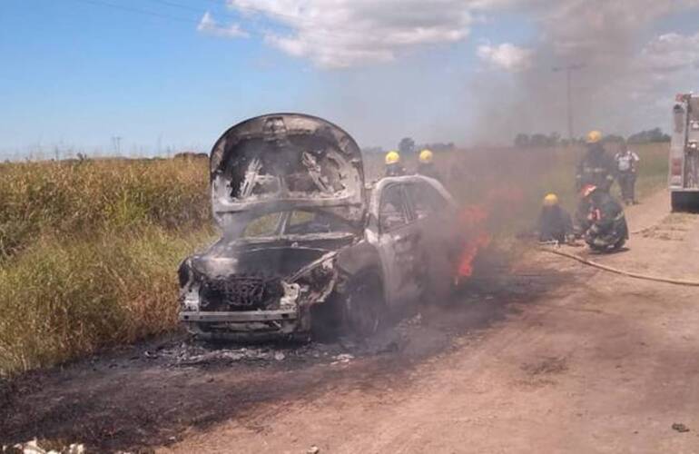 Imagen de Incendio de un vehículo, bomberos trabajaron en la extinción del fuego