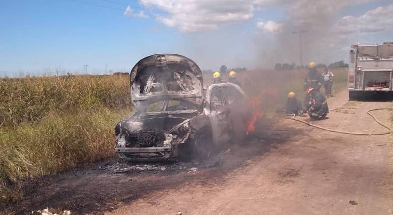 Imagen de Incendio de un vehículo, bomberos trabajaron en la extinción del fuego