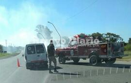 Imagen de #Ahora: Bomberos en incendio en el ingreso norte por Ruta 21