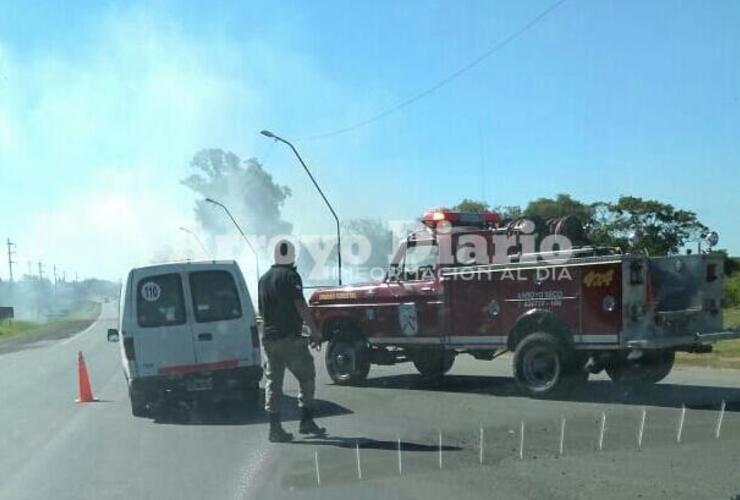 Imagen de #Ahora: Bomberos en incendio en el ingreso norte por Ruta 21