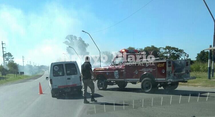 Imagen de #Ahora: Bomberos en incendio en el ingreso norte por Ruta 21