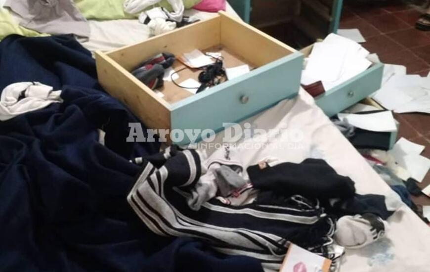 Desorden. La habitaci&oacute;n de la vivienda qued&oacute; un completo desastre.