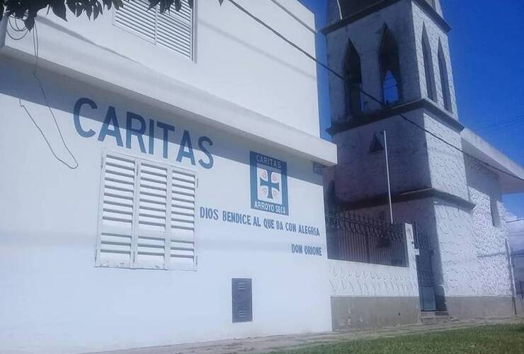 Cáritas está ubicada sobre calle Gálvez casi esquina Sarmiento; al lado de la capilla Santa Lucía.