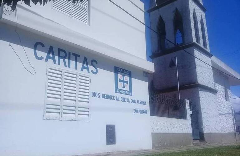 Cáritas está ubicada sobre calle Gálvez casi esquina Sarmiento; al lado de la capilla Santa Lucía.