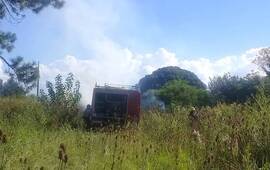 Trabajando. La unidad de los bomberos junto a su personal en plena tarea.