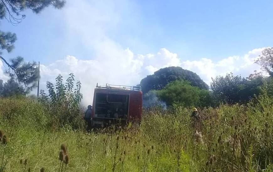 Trabajando. La unidad de los bomberos junto a su personal en plena tarea.