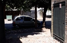 Imagen de Automóvil mal estacionado delante de un garaje