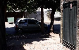 Imagen de Autom&oacute;vil mal estacionado delante de un garaje